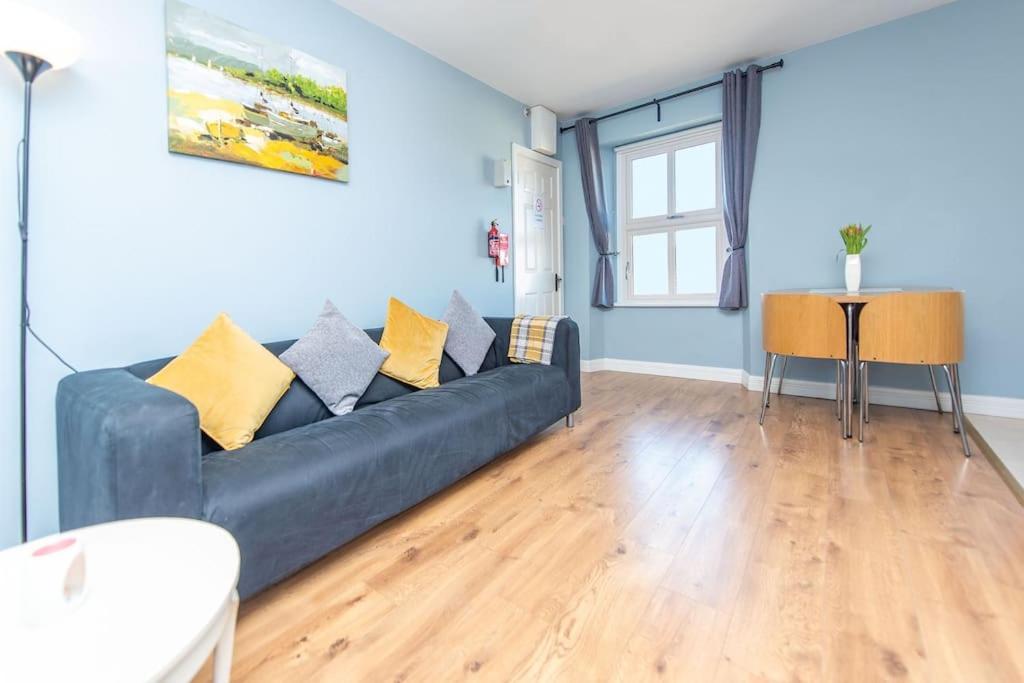 Clonbur House - Two Bedroom Village Apartment 戈尔韦 外观 照片