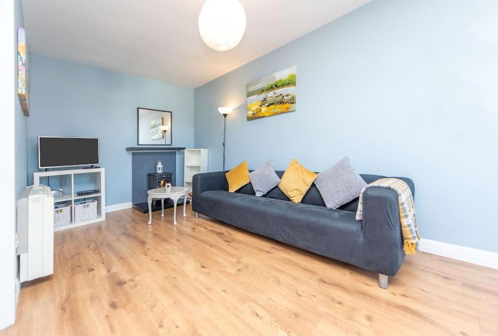 Clonbur House - Two Bedroom Village Apartment 戈尔韦 外观 照片