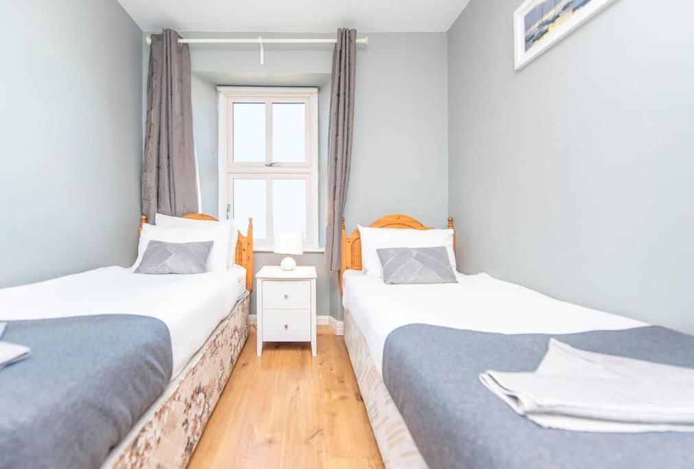 Clonbur House - Two Bedroom Village Apartment 戈尔韦 外观 照片