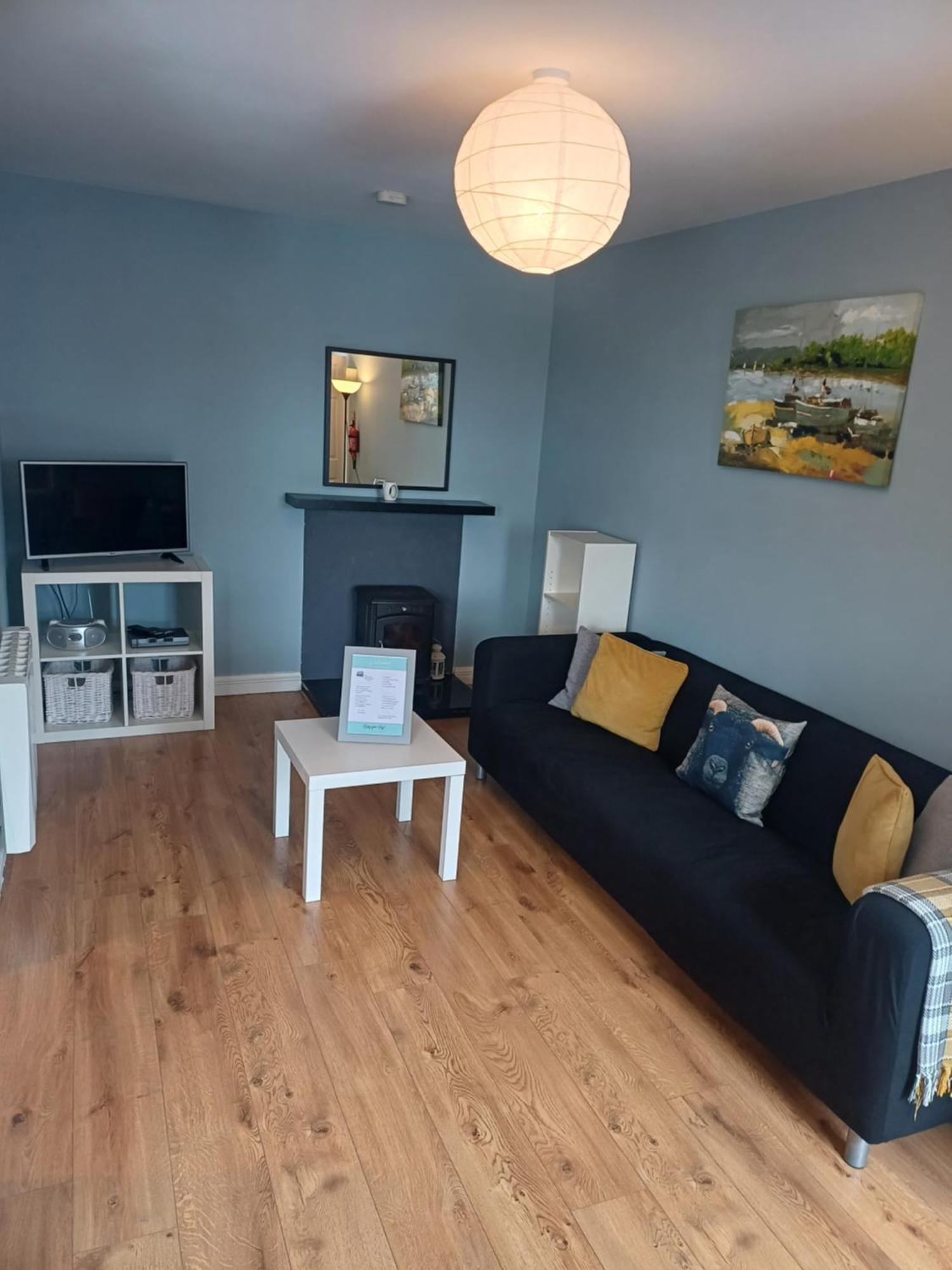 Clonbur House - Two Bedroom Village Apartment 戈尔韦 外观 照片