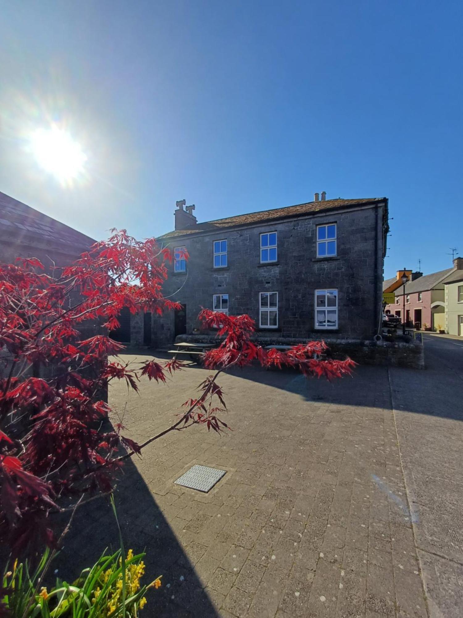 Clonbur House - Two Bedroom Village Apartment 戈尔韦 外观 照片