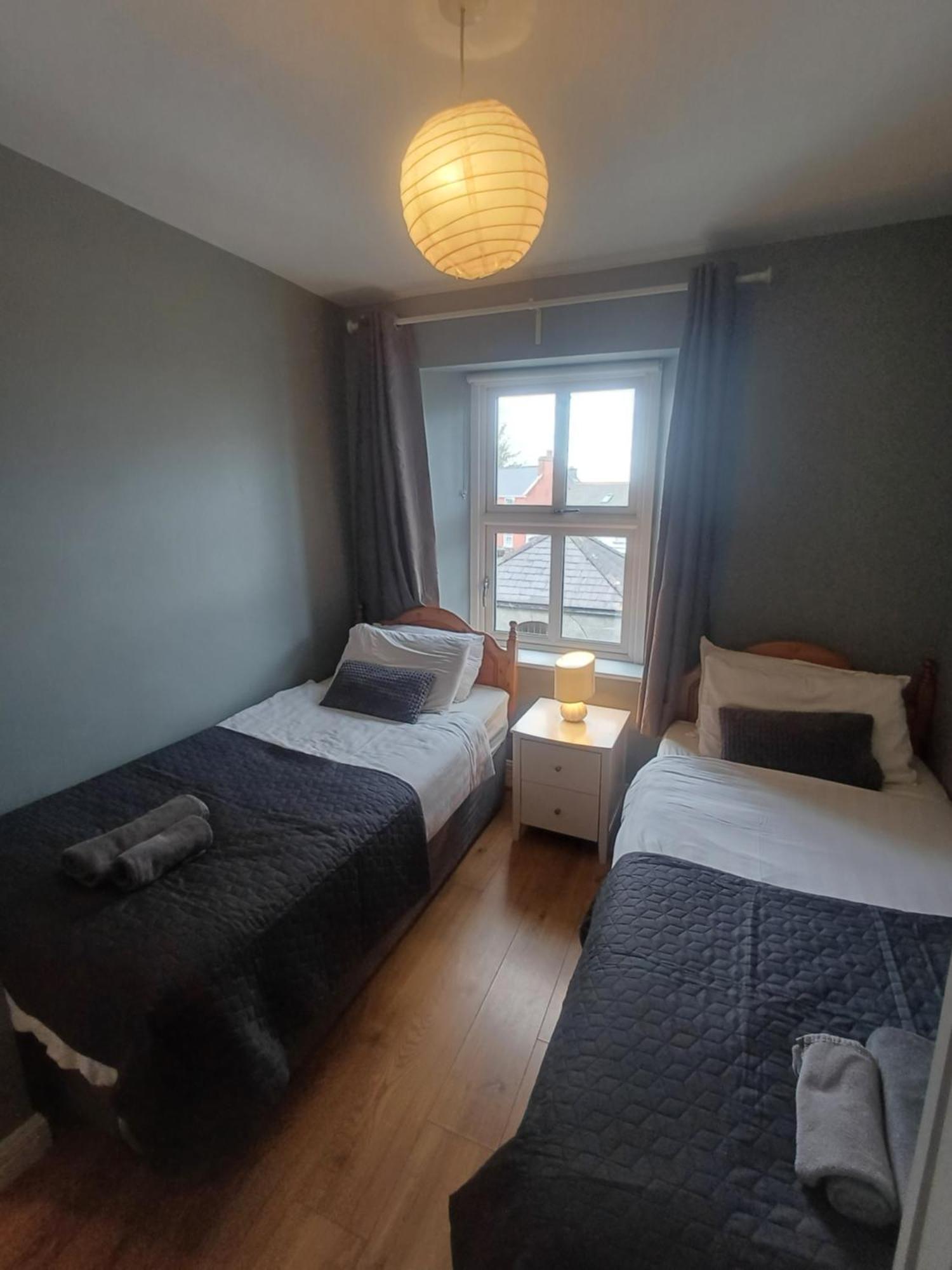 Clonbur House - Two Bedroom Village Apartment 戈尔韦 外观 照片