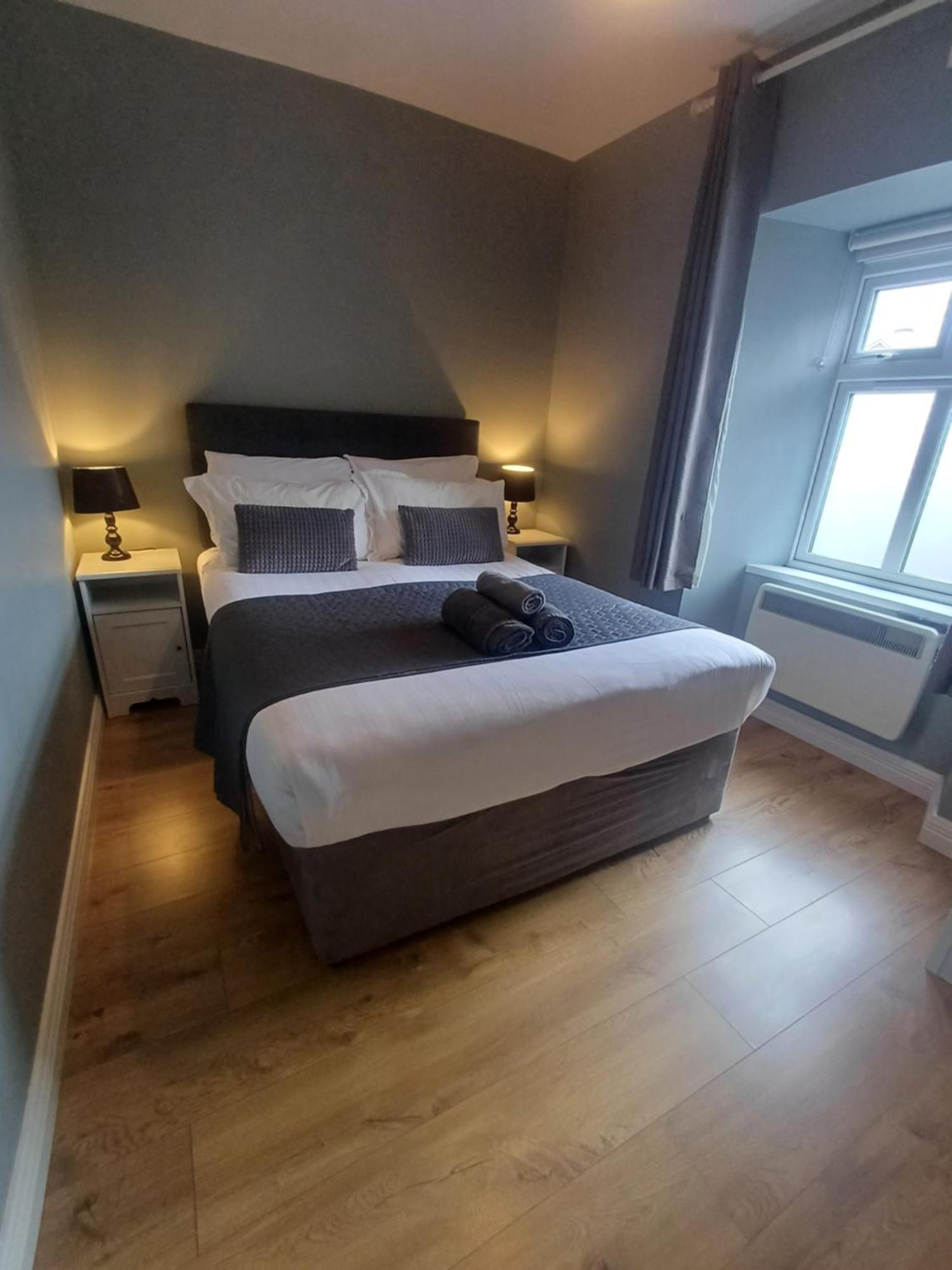 Clonbur House - Two Bedroom Village Apartment 戈尔韦 外观 照片